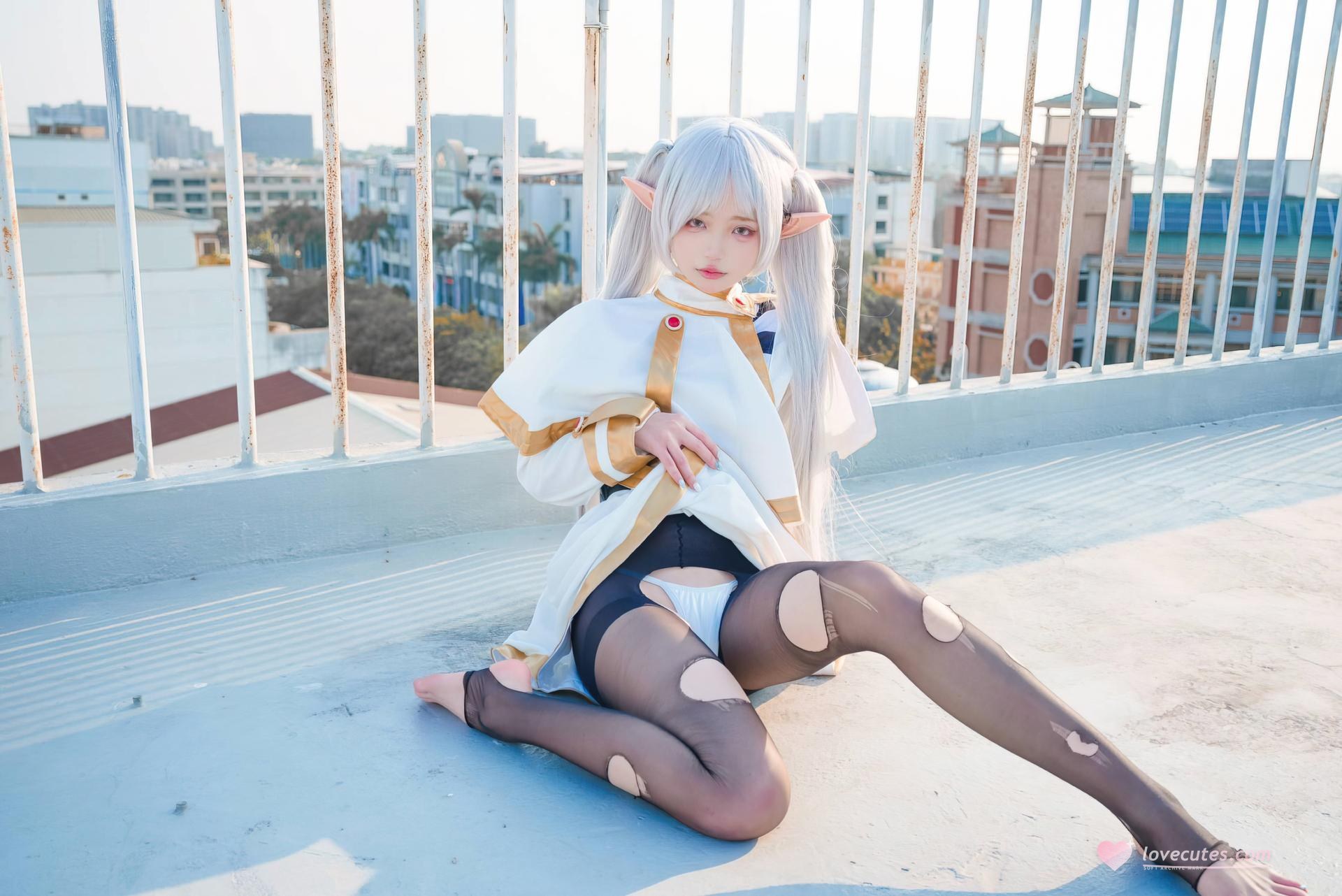 [Cosplay] Irisuare - Frieren rooftop elf cosplay with black stockings 31P
