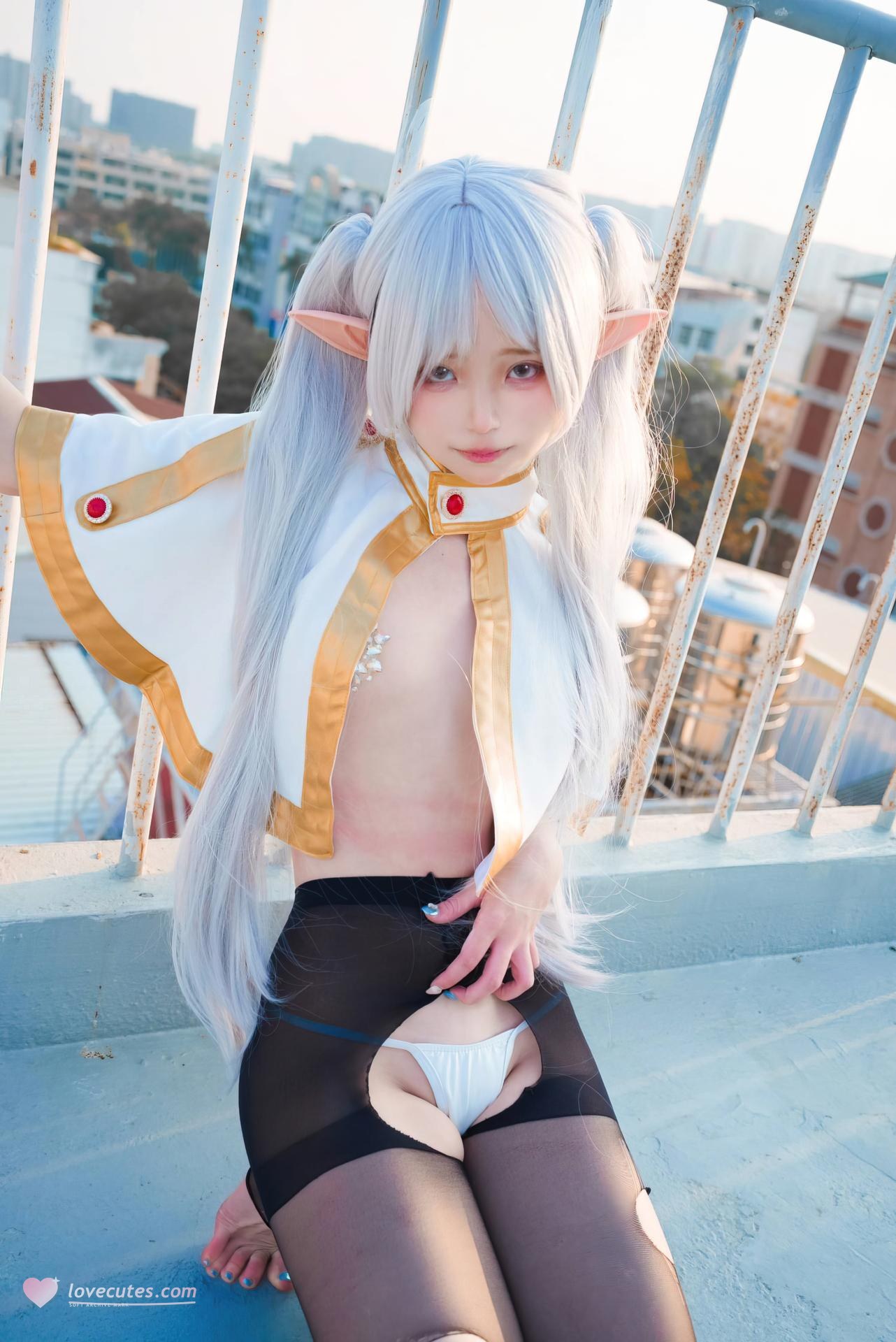 [Cosplay] Irisuare - Frieren rooftop elf cosplay with black stockings 31P