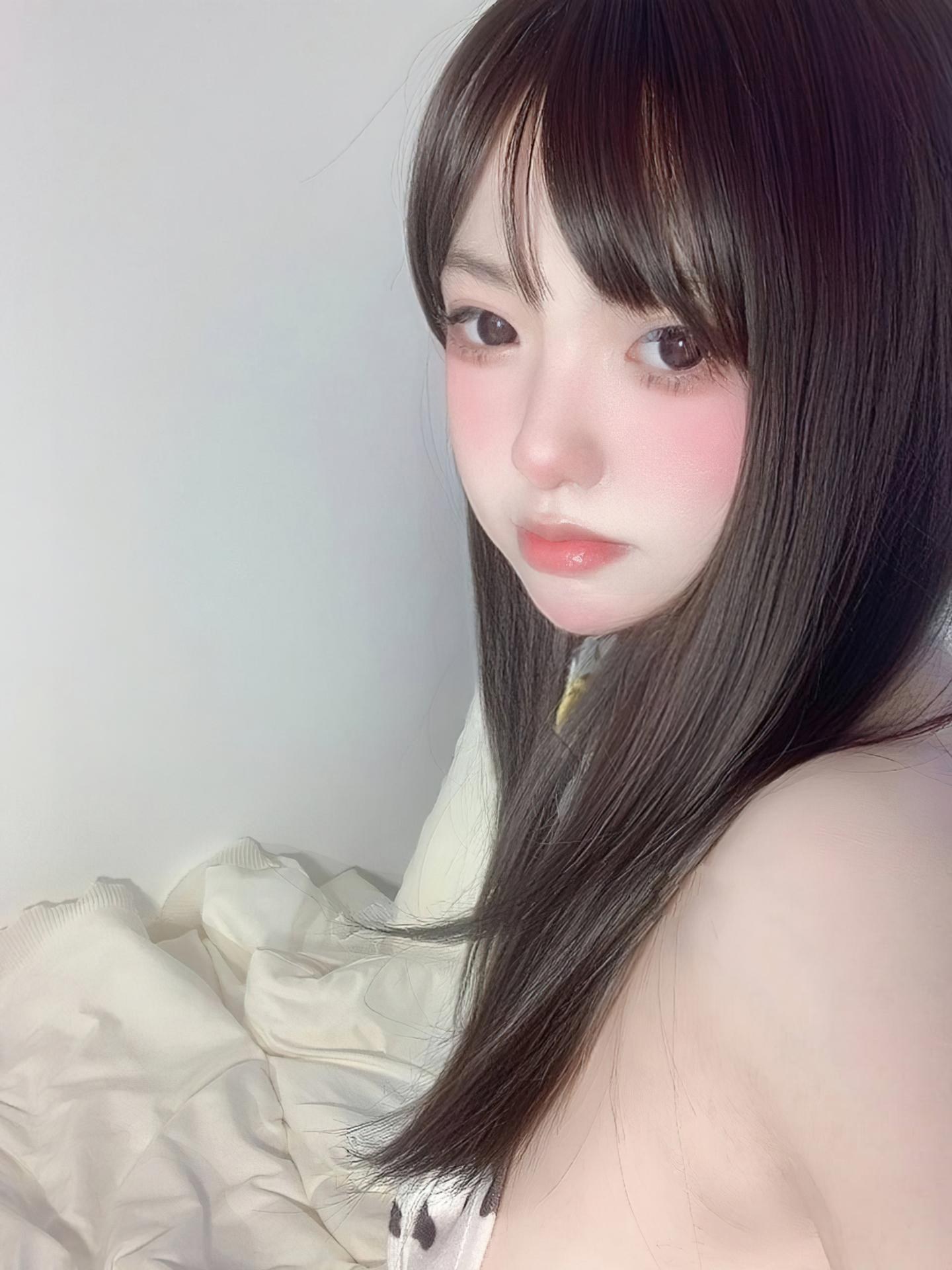 [Cosplay] Ni De Zhenzhen U - bò sữa phòng ngủ với tất trắng 56P