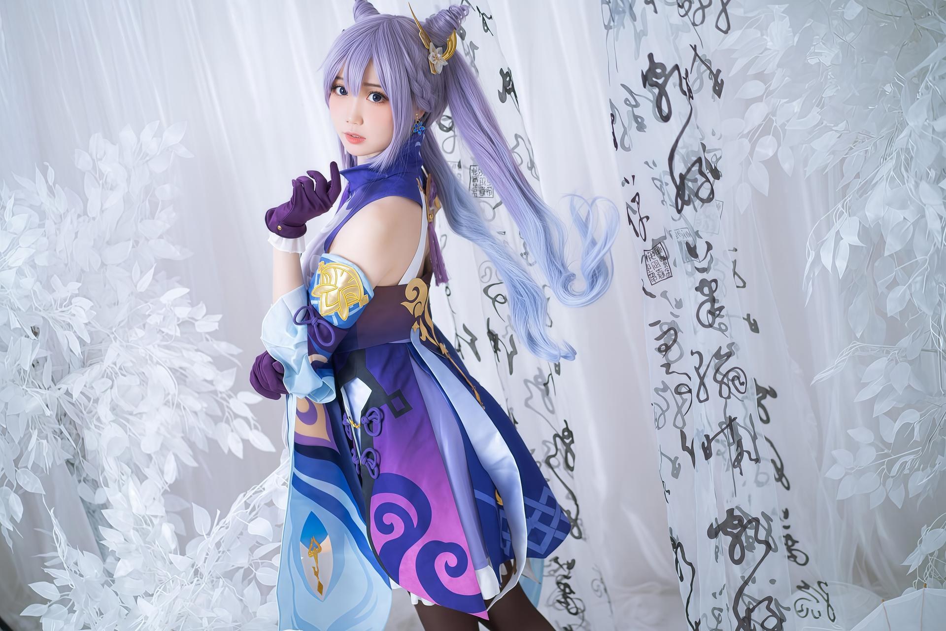 [cosplay] 焖焖碳 - 刻晴：刻晴角色還原美腿大尺度 18P