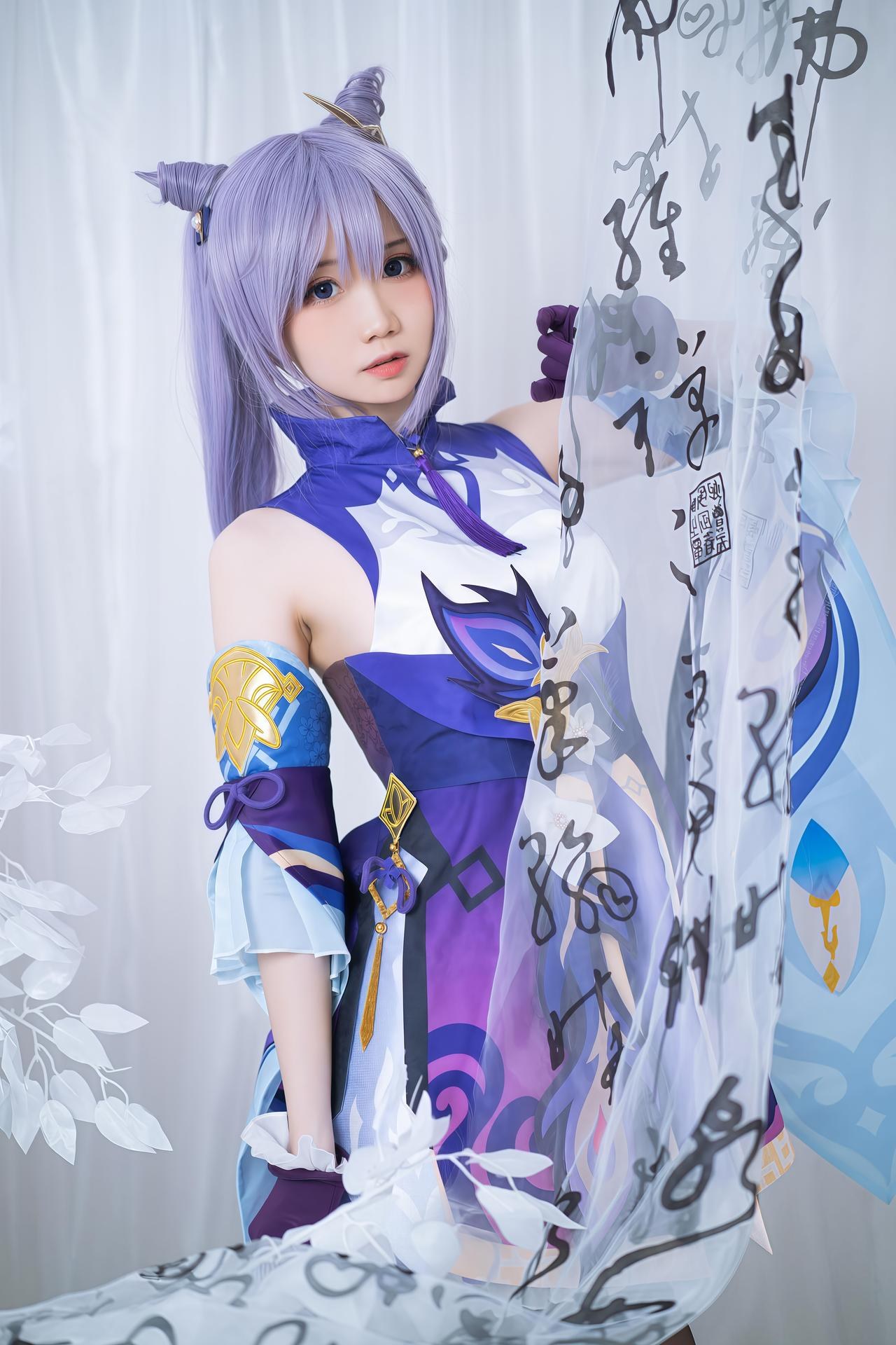 [cosplay] 焖焖碳 - 刻晴：刻晴角色還原美腿大尺度 18P