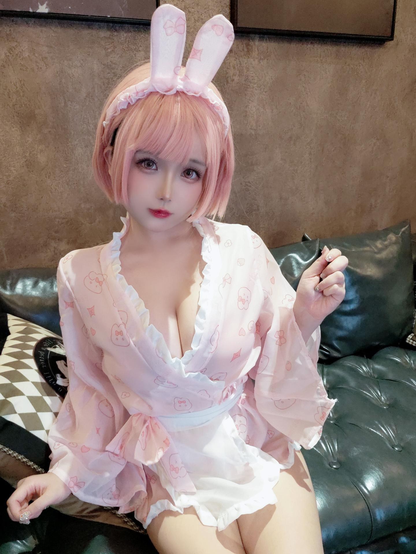 [cosplay] 日奈娇 - 粉兔子：角色還原美腿大尺度 32P2G
