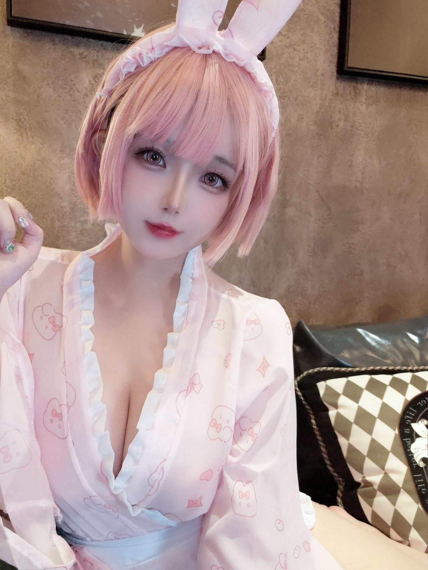 [cosplay] 日奈娇 - 粉兔子：角色還原美腿大尺度 32P2G