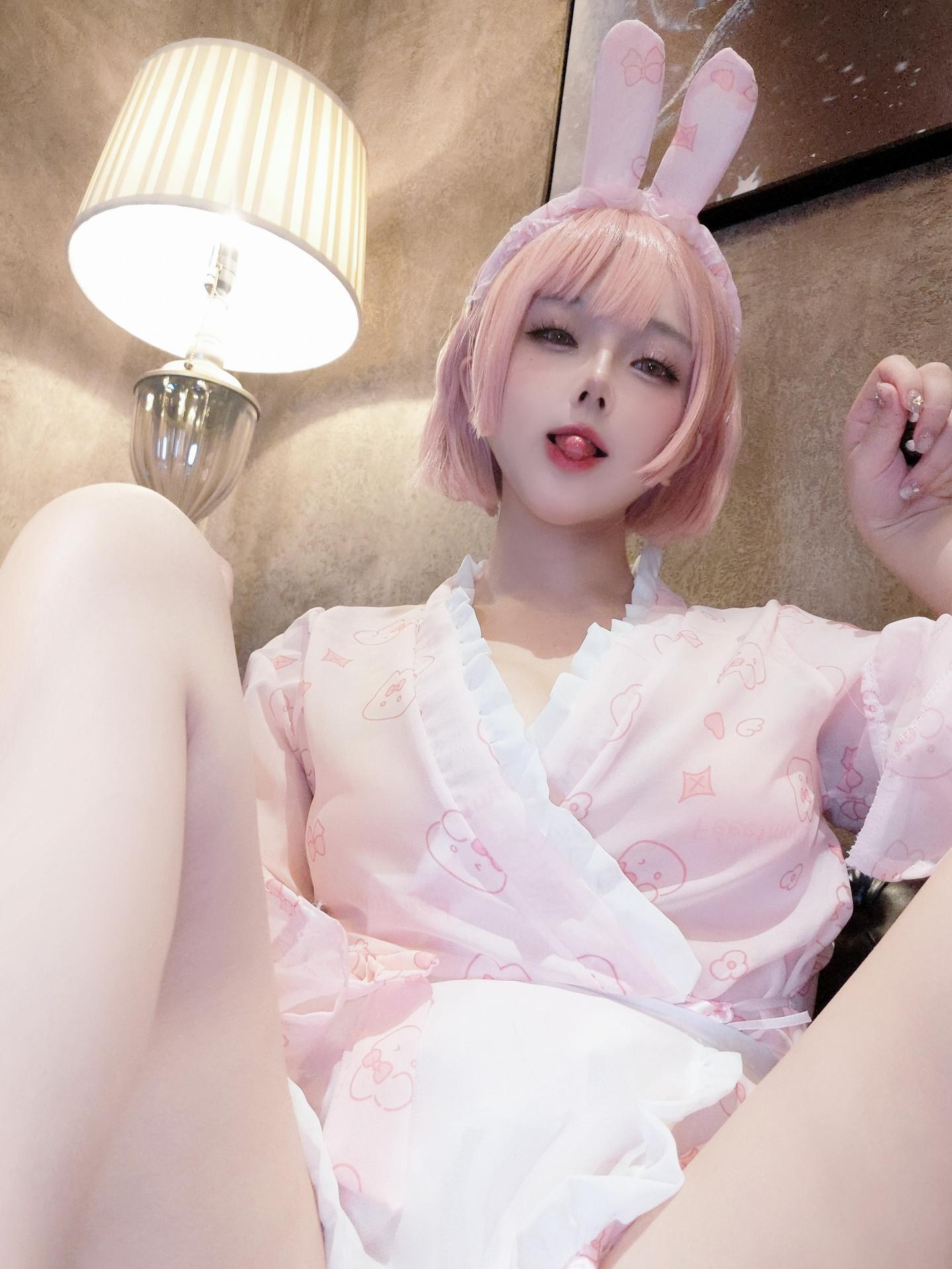 [cosplay] 日奈娇 - 粉兔子：角色還原美腿大尺度 32P2G
