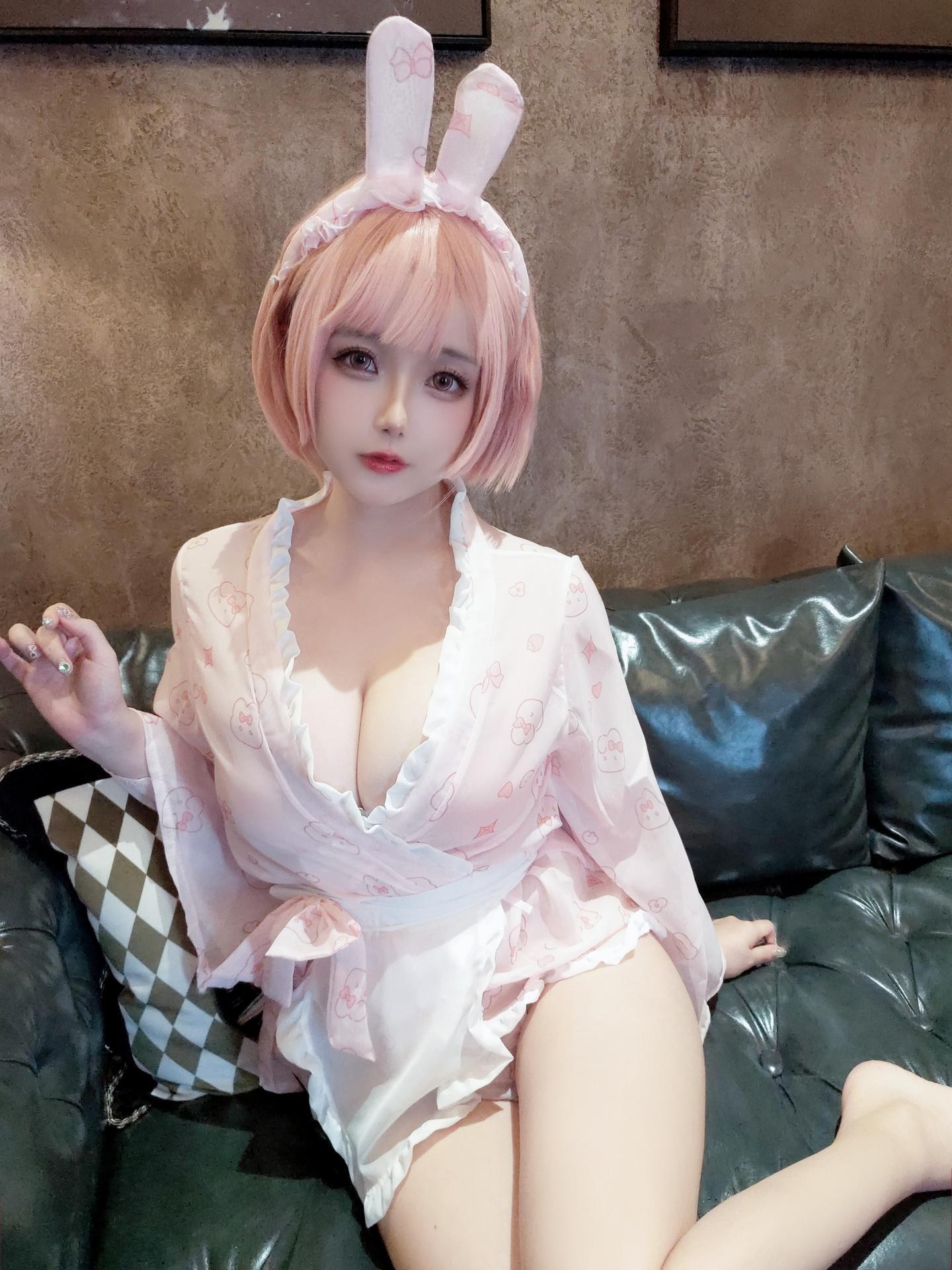 [cosplay] 日奈娇 - 粉兔子：角色還原美腿大尺度 32P2G