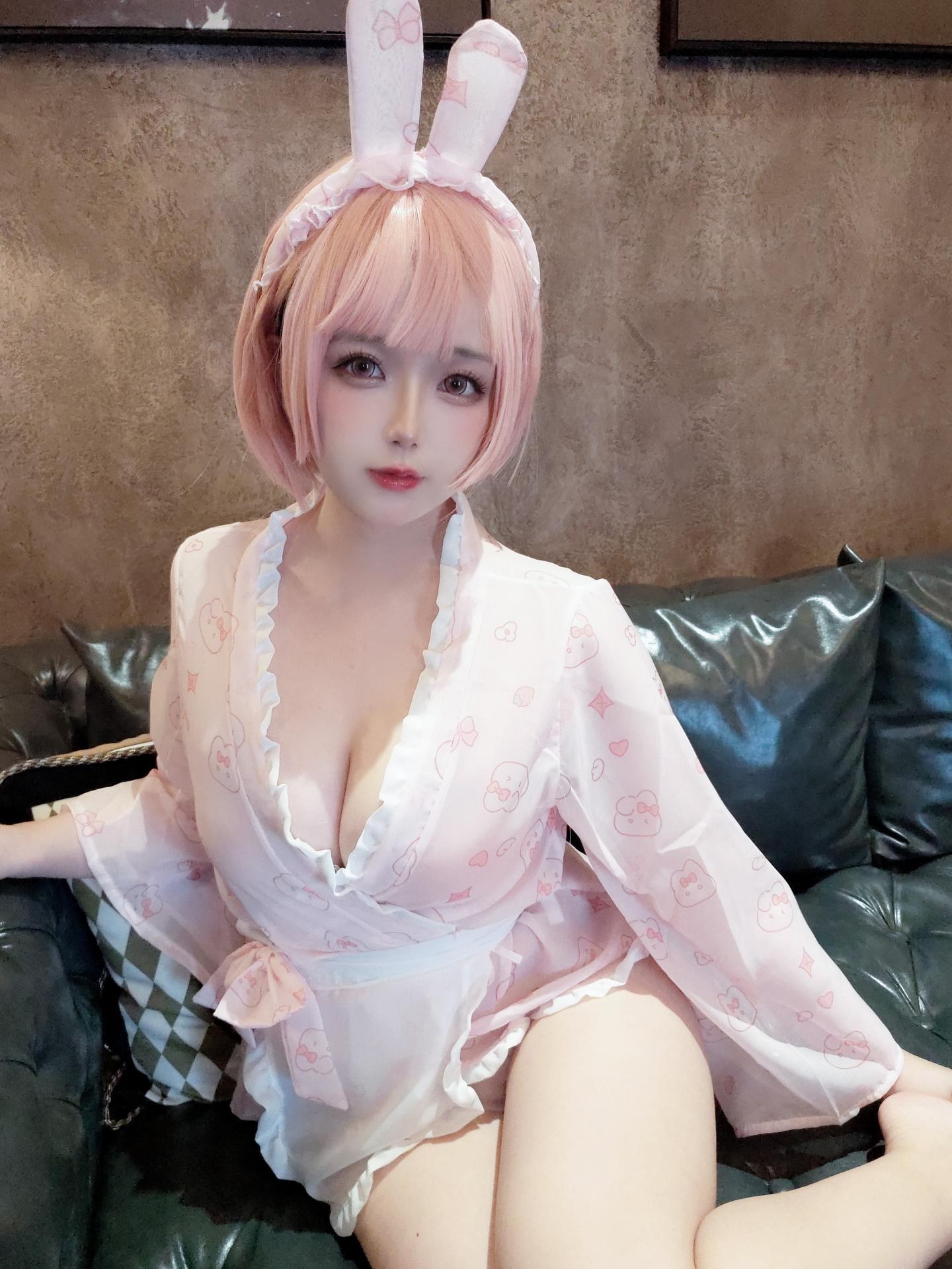 [cosplay] 日奈娇 - 粉兔子：角色還原美腿大尺度 32P2G