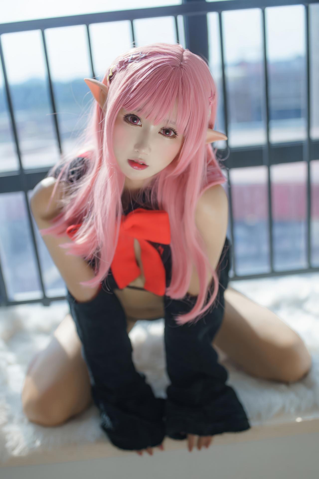 [cosplay] 羽生三未 - 礼物猫：角色還原美腿大尺度 26P