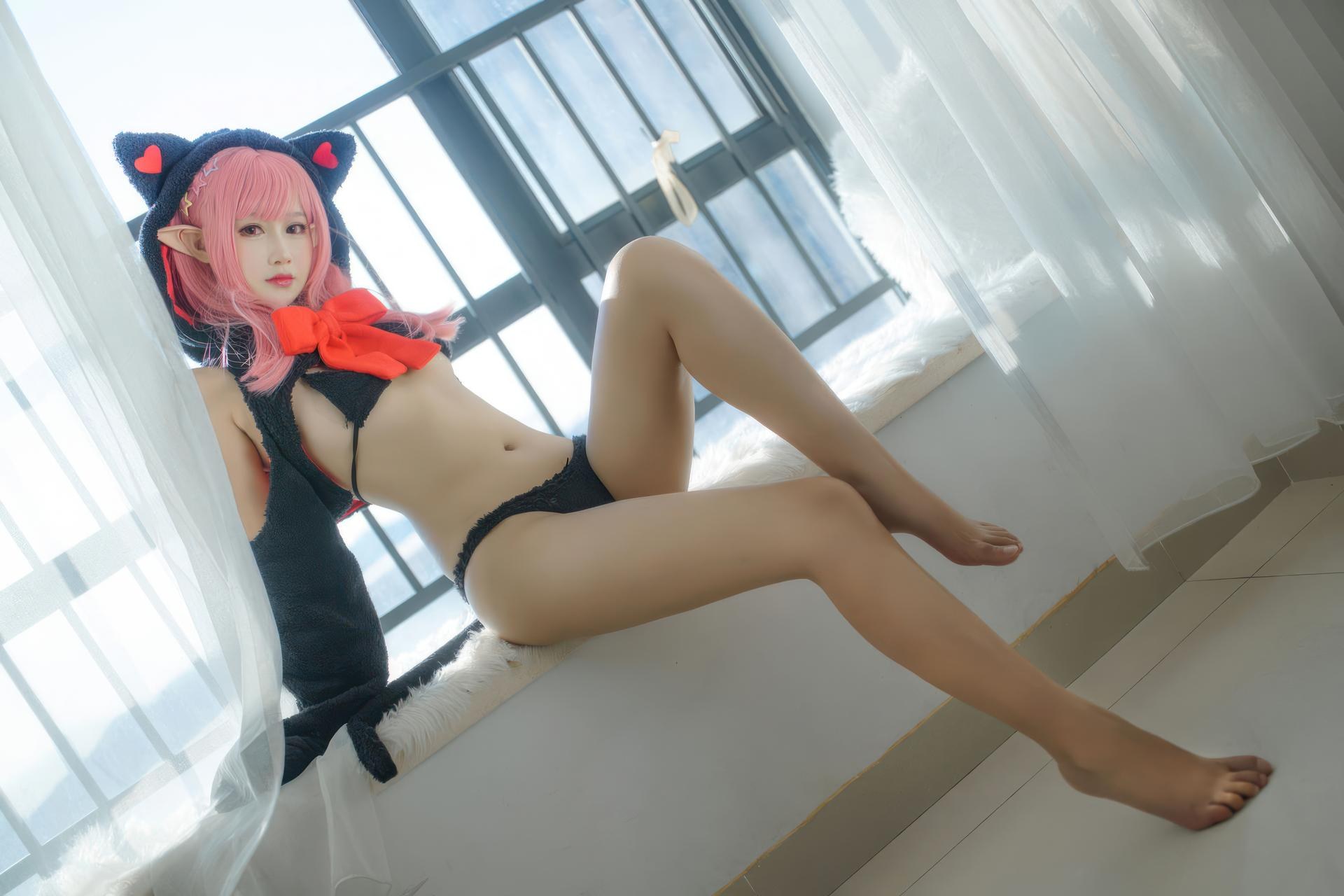 [cosplay] 羽生三未 - 礼物猫：角色還原美腿大尺度 26P