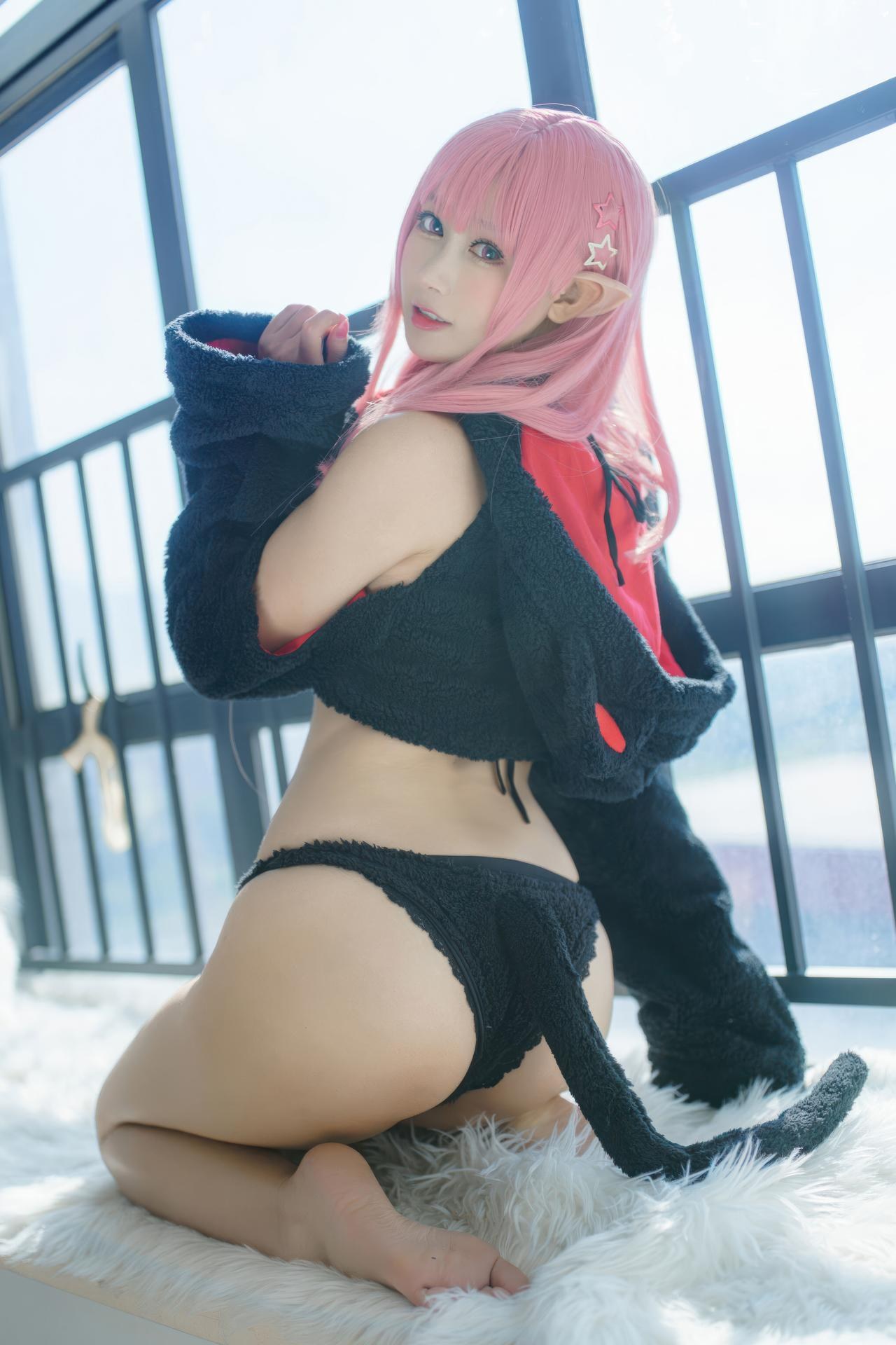 [cosplay] 羽生三未 - 礼物猫：角色還原美腿大尺度 26P
