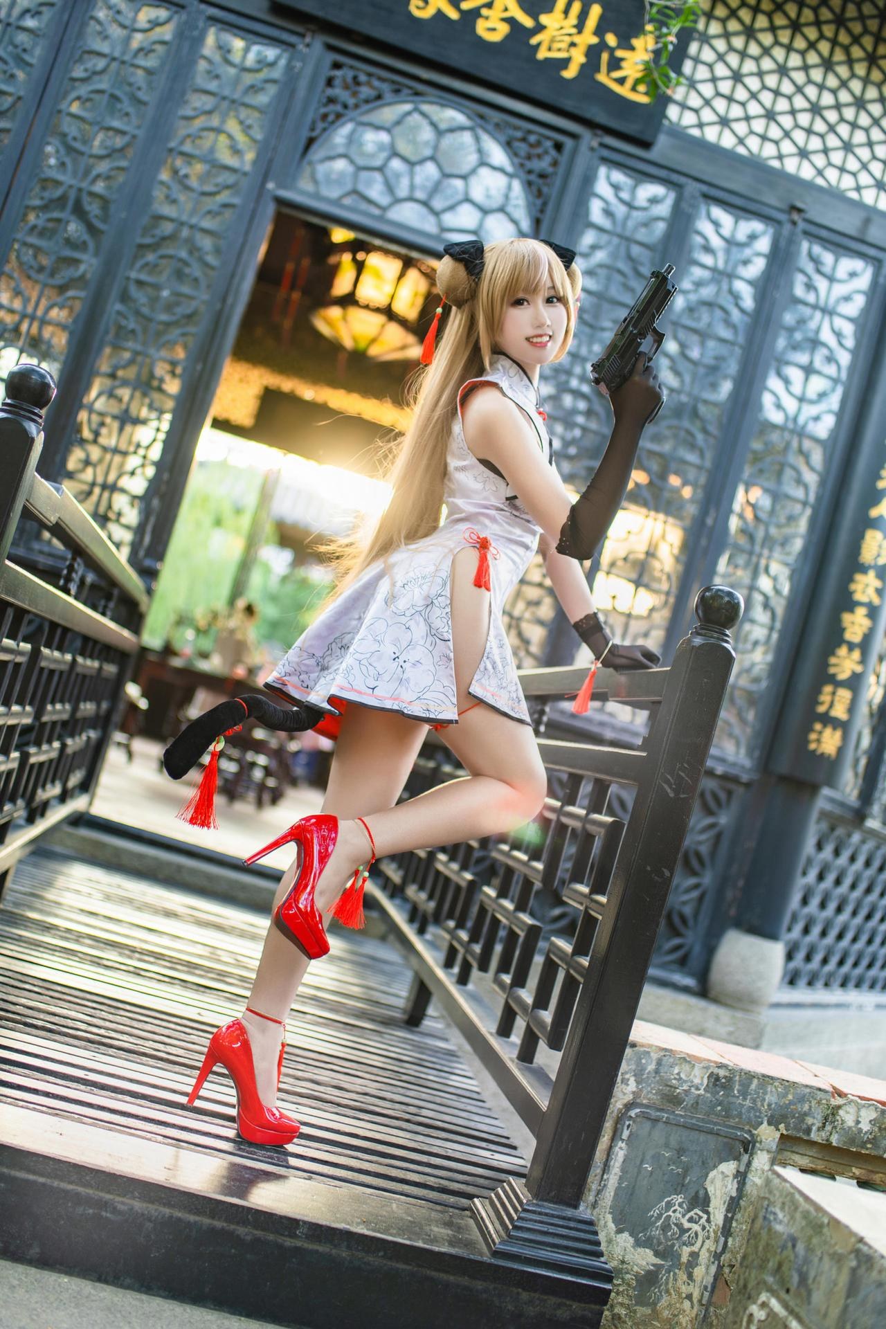 [cosplay] 羽生三未 - 少女前线 Mk23：少女前线 Mk23 蜂糖花角色還原美腿大尺度 18P