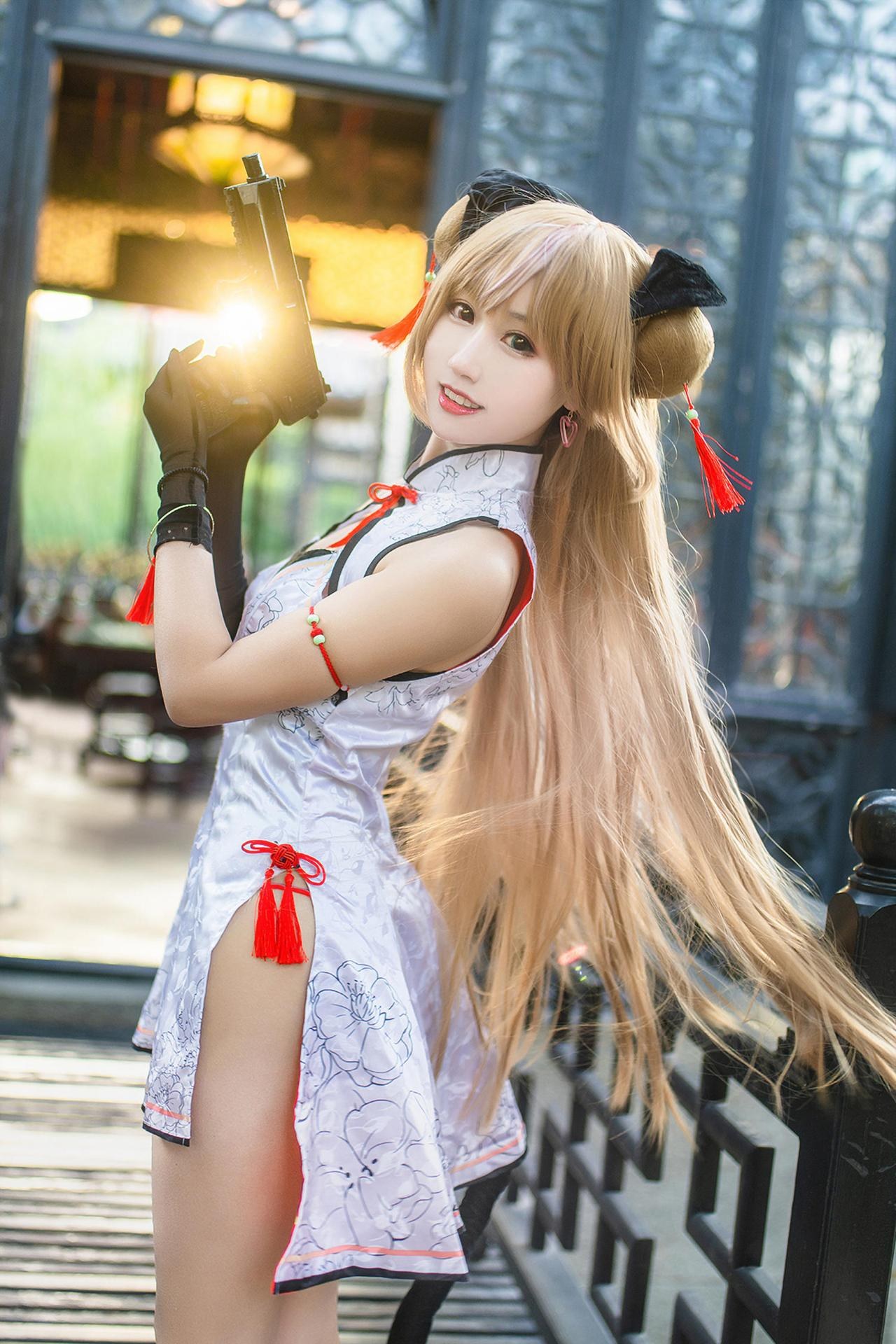 [cosplay] 羽生三未 - 少女前线 Mk23：少女前线 Mk23 蜂糖花角色還原美腿大尺度 18P