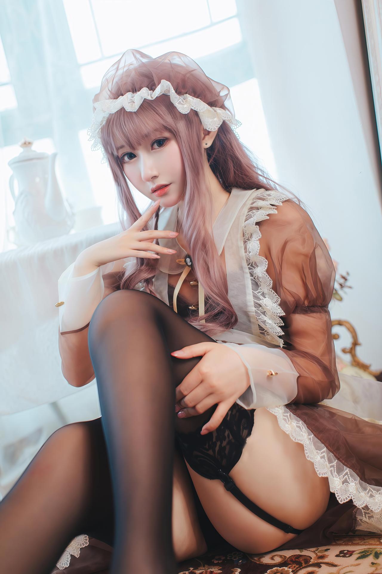 [cosplay] 羽生三未 & 一千只猫薄荷 - 透明女僕：角色還原美腿大尺度 32P