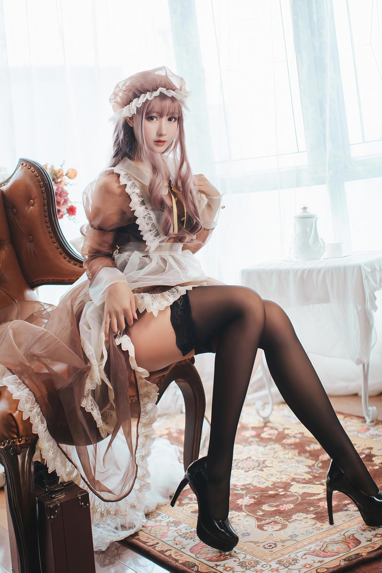 [cosplay] 羽生三未 & 一千只猫薄荷 - 透明女僕：角色還原美腿大尺度 32P
