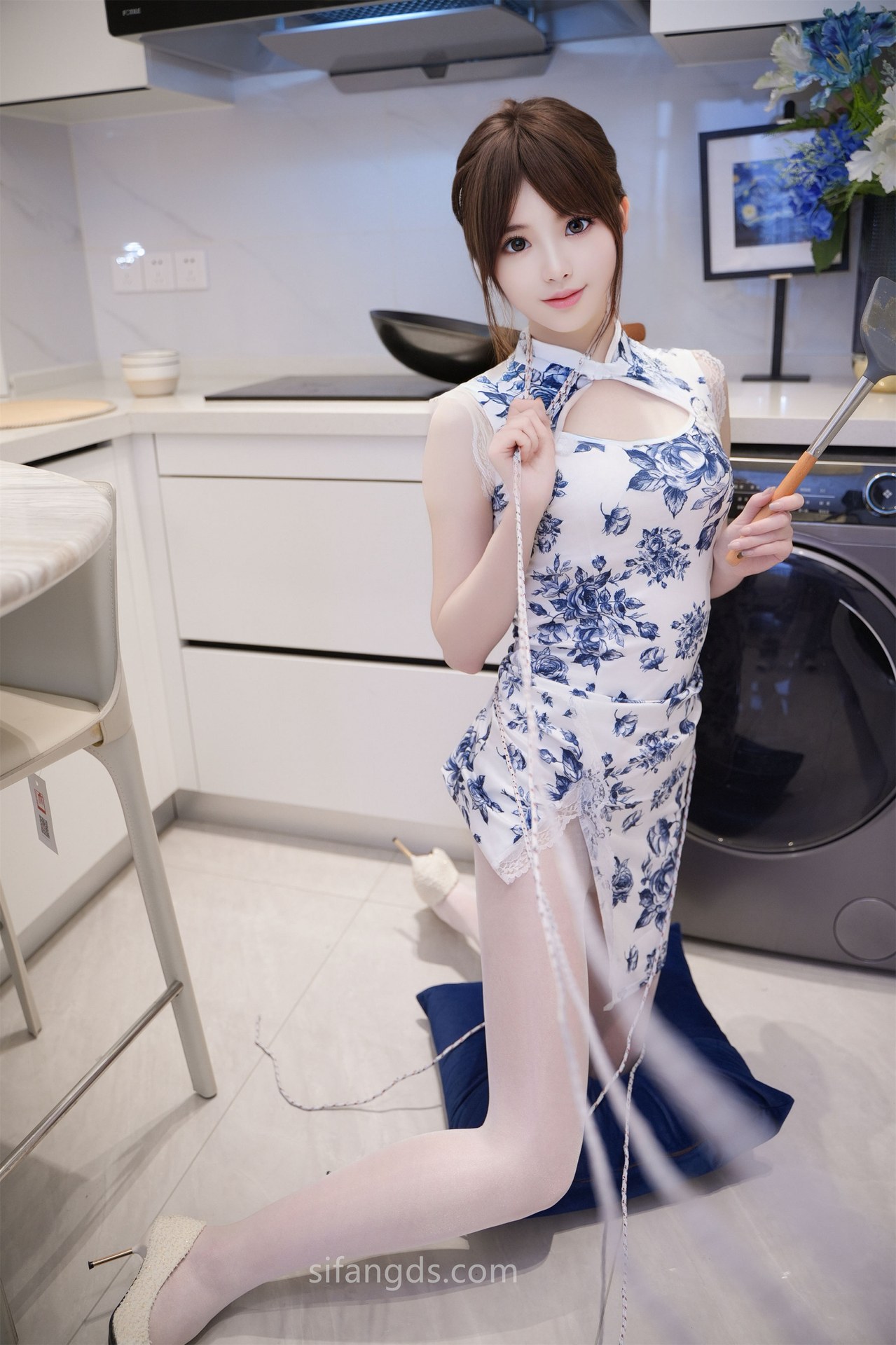[模特] 梦灵儿 - R18 秀人网模特 旗袍配白絲：美腿 114P5G1V