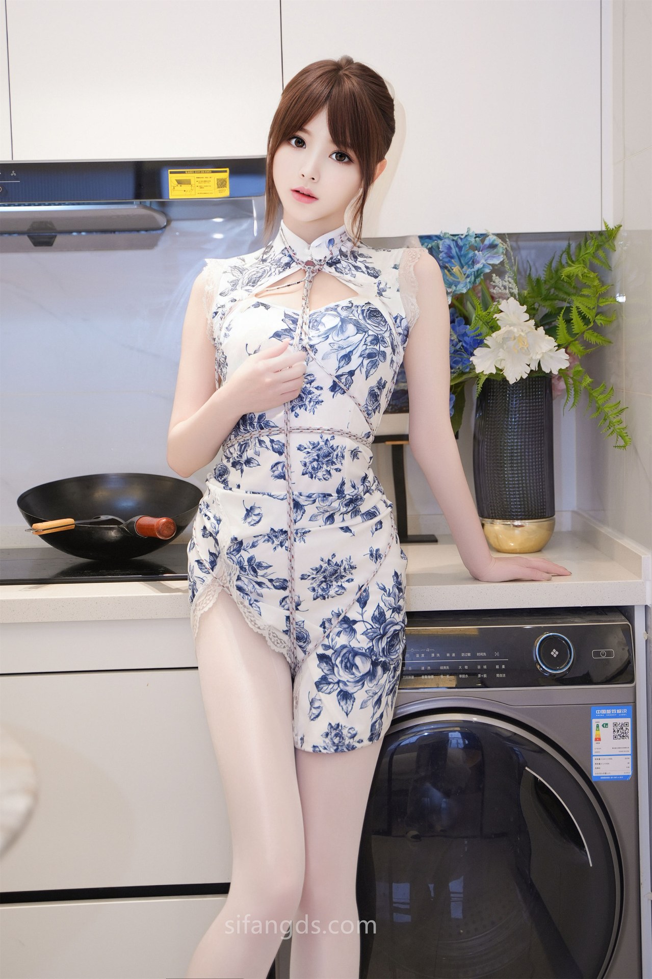 [模特] 梦灵儿 - R18 秀人网模特 旗袍配白絲：美腿 114P5G1V