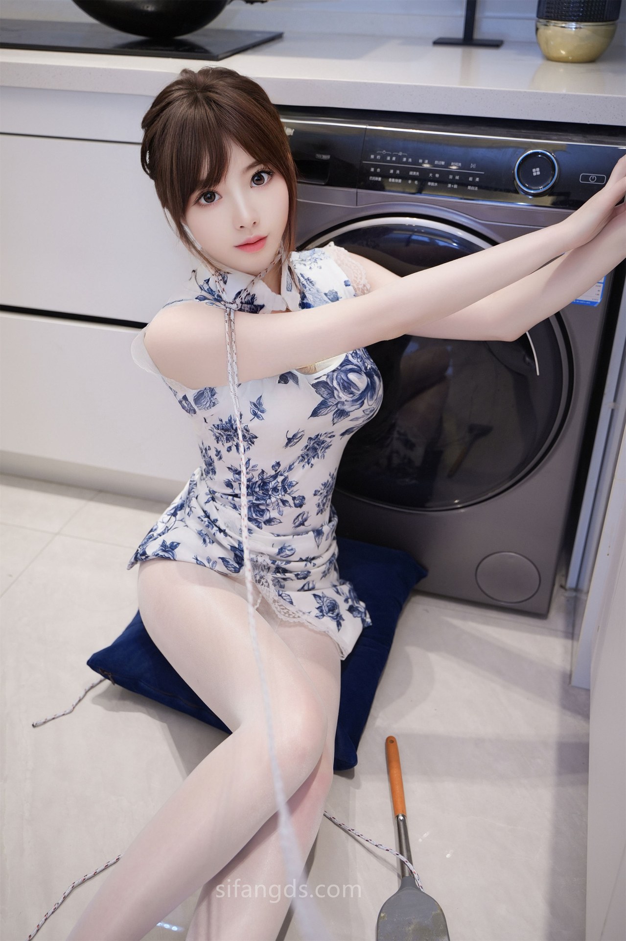 [模特] 梦灵儿 - R18 秀人网模特 旗袍配白絲：美腿 114P5G1V