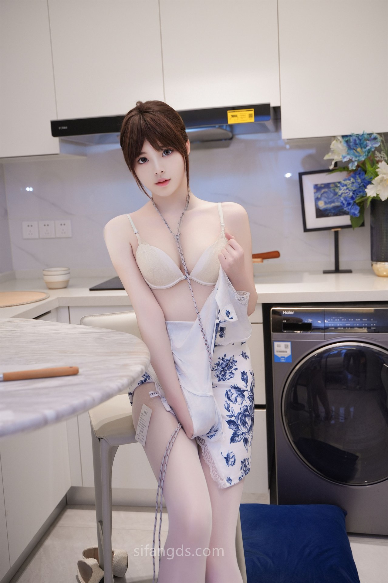 [模特] 梦灵儿 - R18 秀人网模特 旗袍配白絲：美腿 114P5G1V