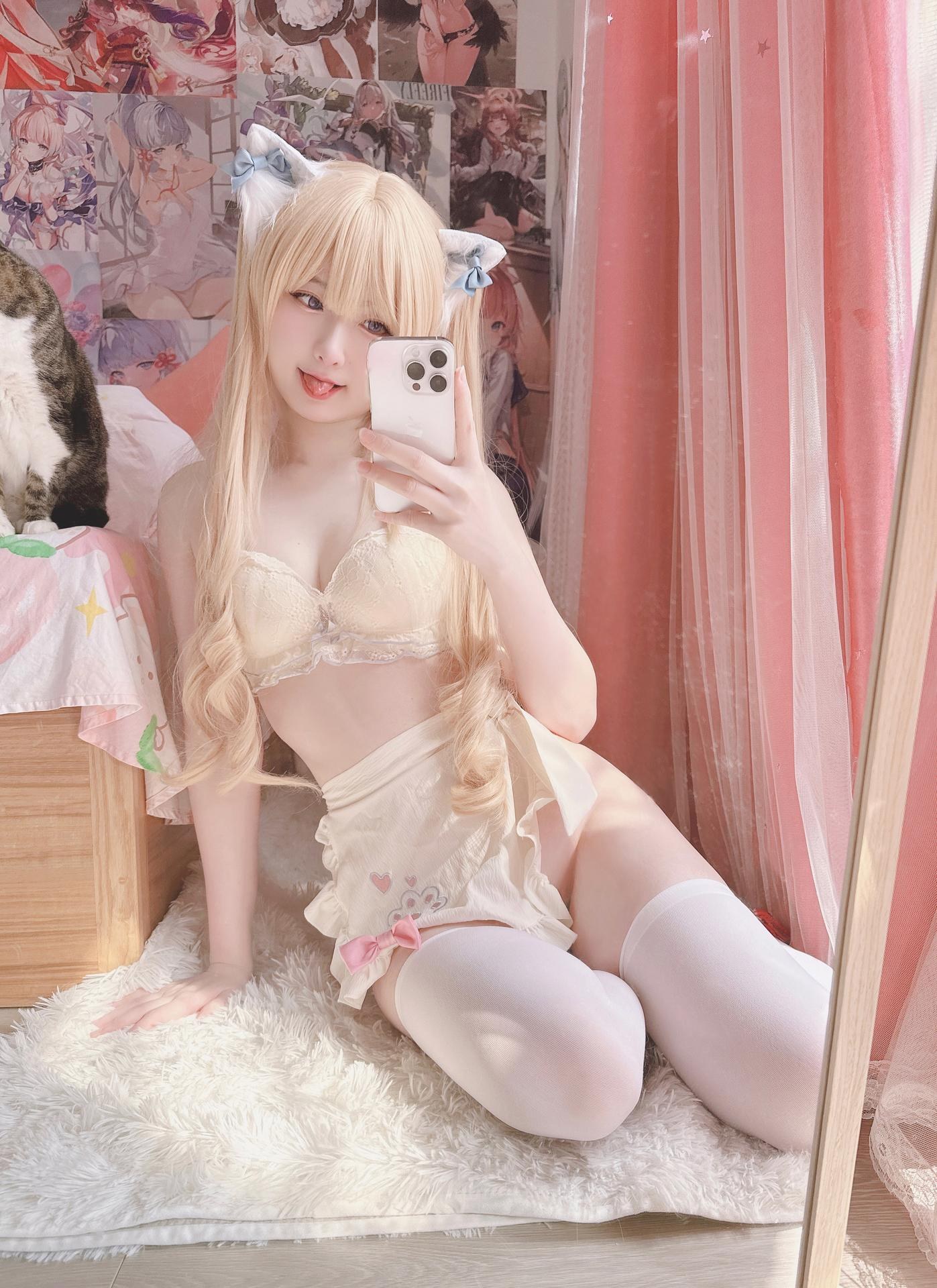 Xi Daidai - Cat-ear Maid private-style real-person photo set 19P1V