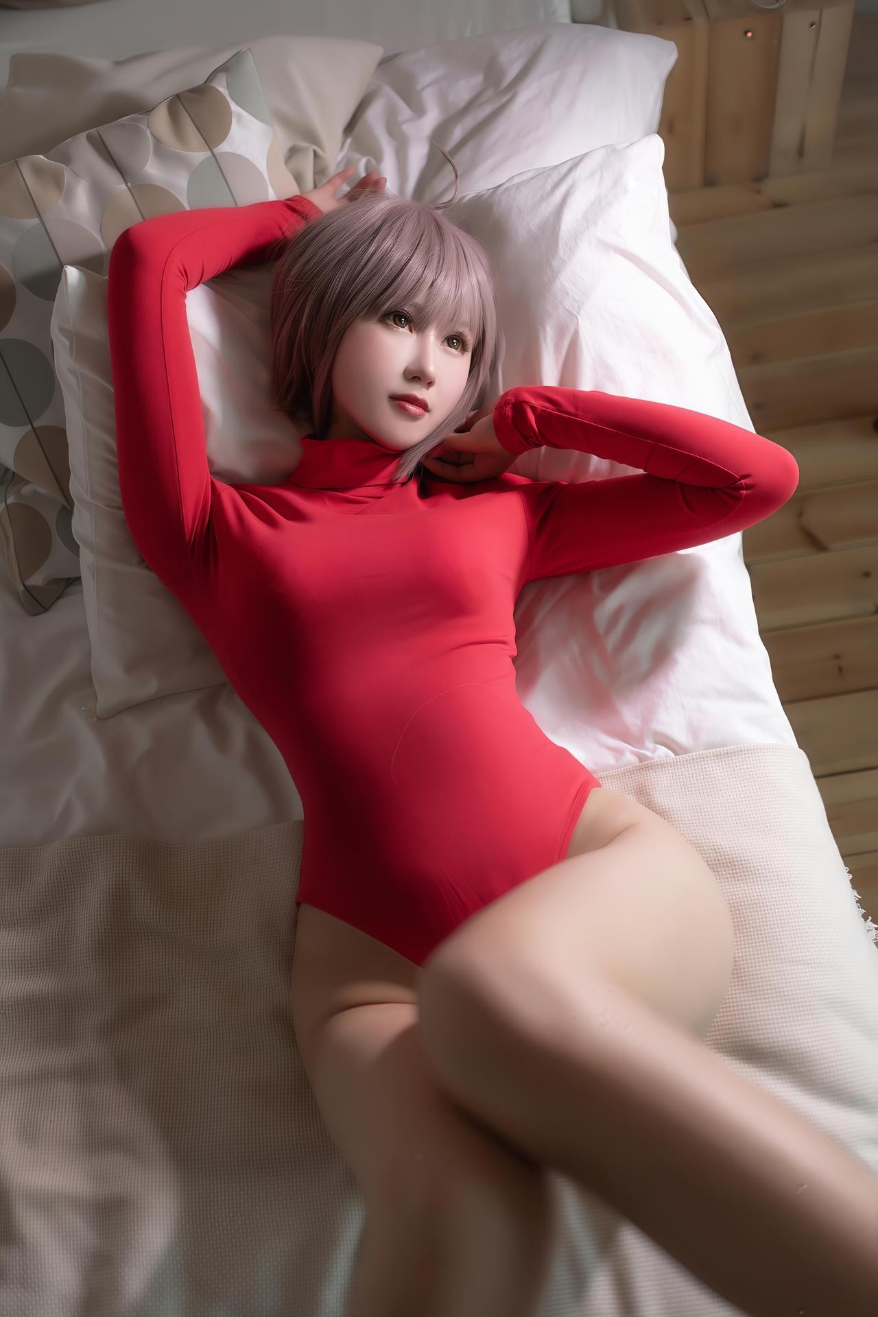 [cosplay] 羽生三未 - 私房红色毛衣：角色还原美腿大尺度 24P