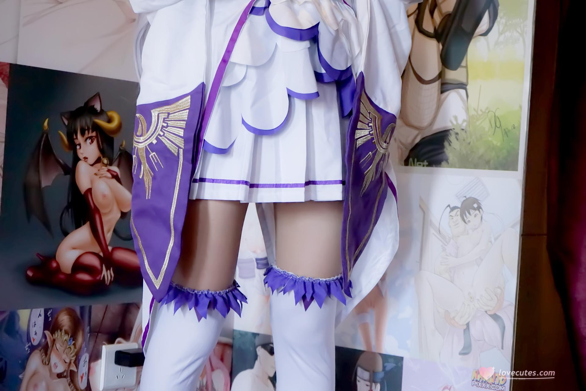 [cosplay] 少女映画 - 艾米莉亚：翘臀蕾丝内衣白丝大尺度角色还原 97P