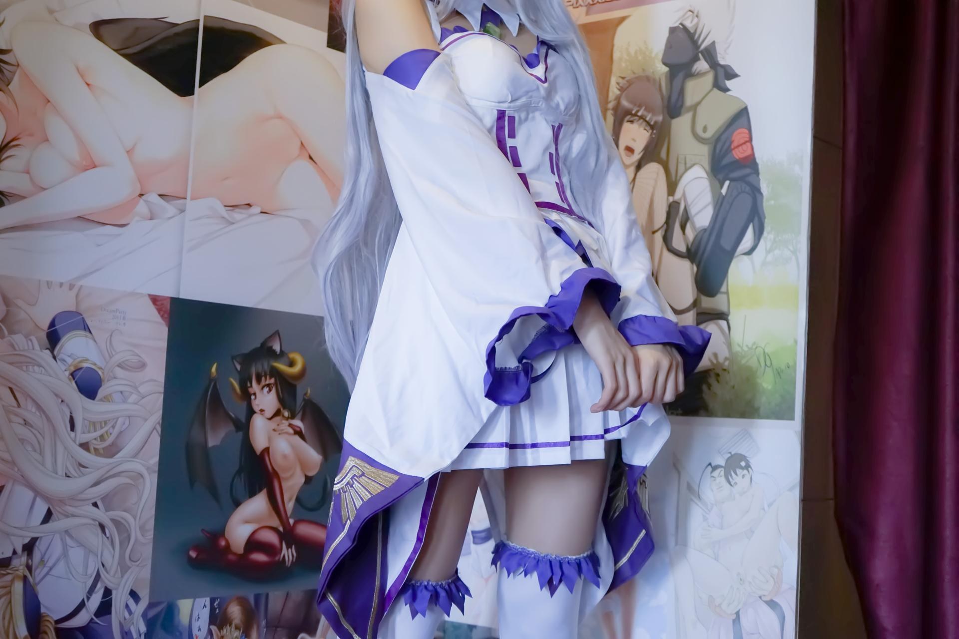 [cosplay] 少女映画 - 艾米莉亚：翘臀蕾丝内衣白丝大尺度角色还原 97P