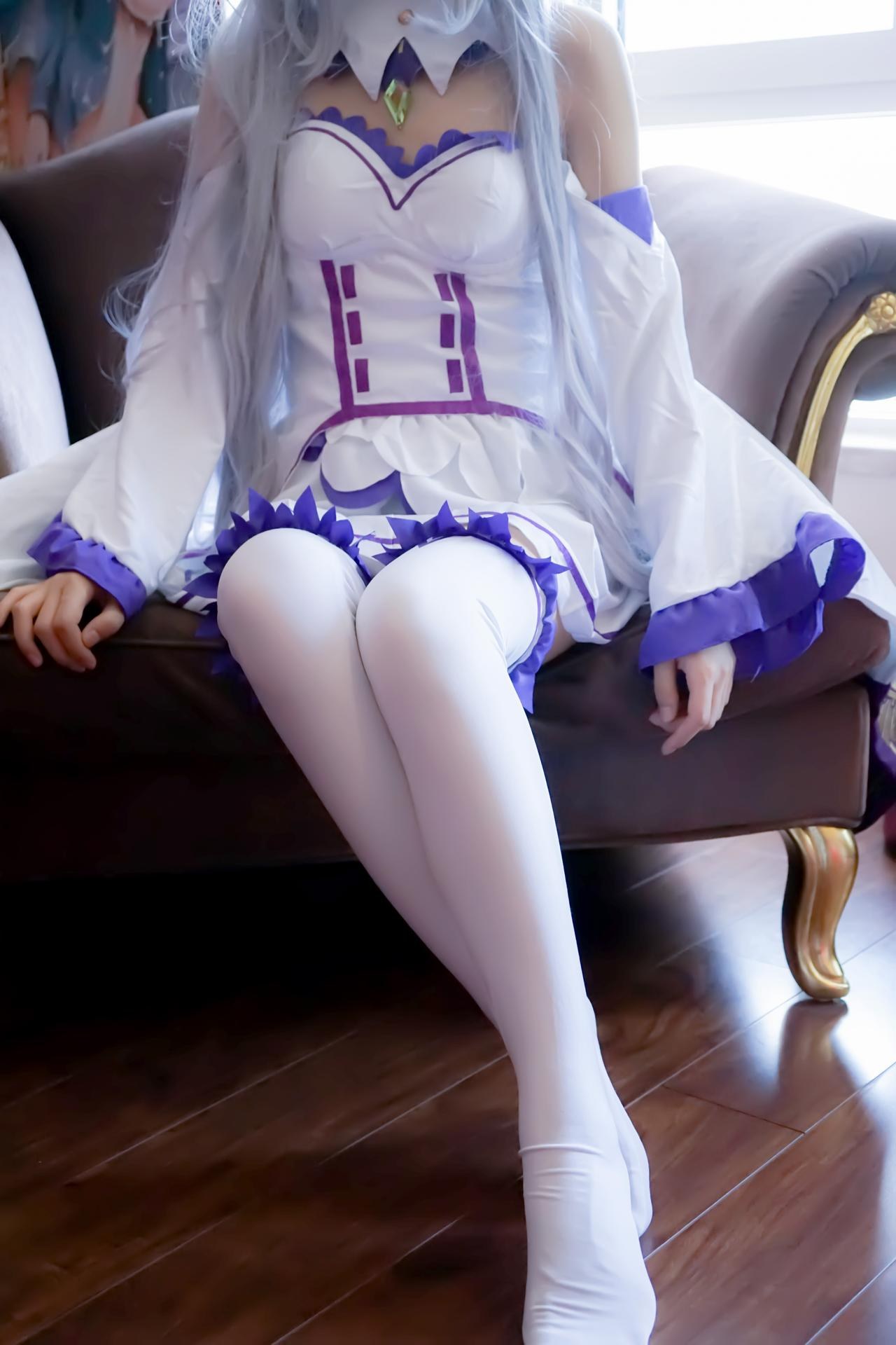 [コスプレ] Shaonv Yinghua - Emilia: 大胆な構成 露出表現 ヒップライン 写真集 97P