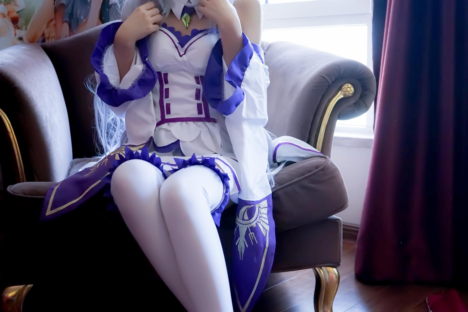 [コスプレ] Shaonv Yinghua - Emilia: 大胆な構成 露出表現 ヒップライン 写真集 97P