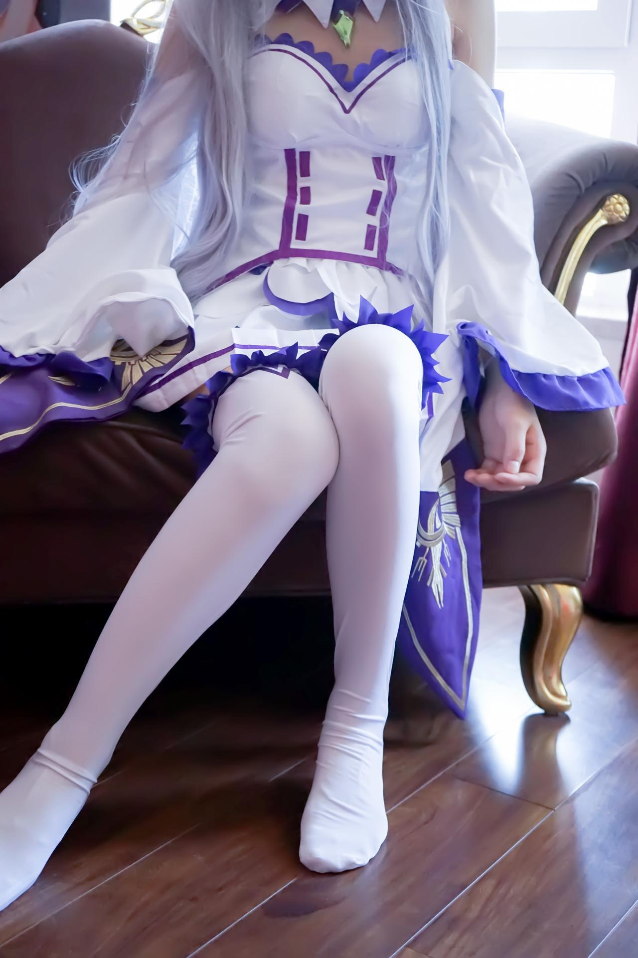 [コスプレ] Shaonv Yinghua - Emilia: 大胆な構成 露出表現 ヒップライン 写真集 97P