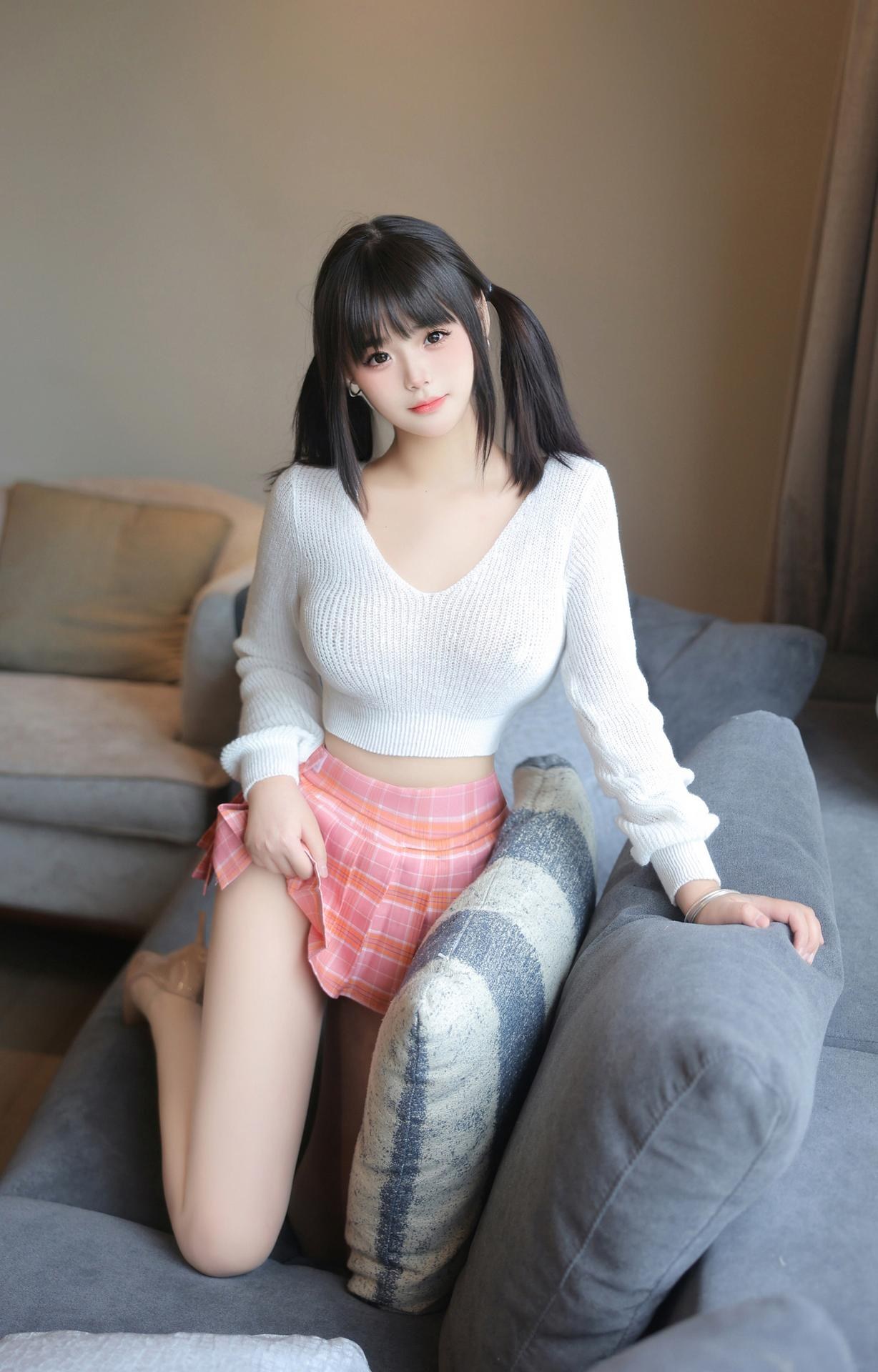 [模特] 徐若兮 - R18 秀人网新人首套：肉丝美胸 82P