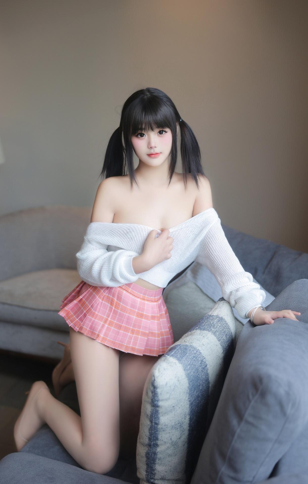[模特] 徐若兮 - R18 秀人网新人首套：肉丝美胸 82P