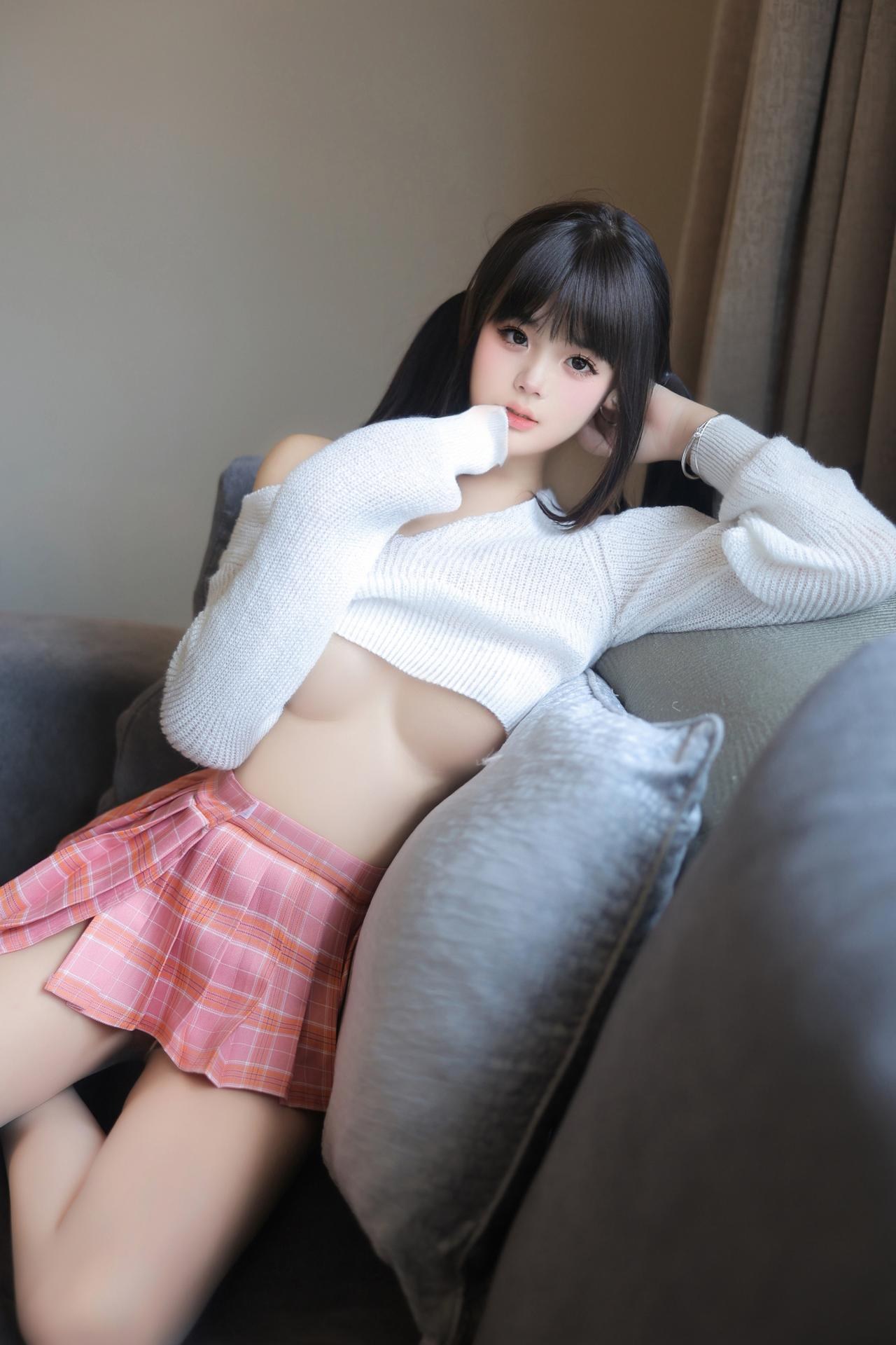 [模特] 徐若兮 - R18 秀人网新人首套：肉丝美胸 82P