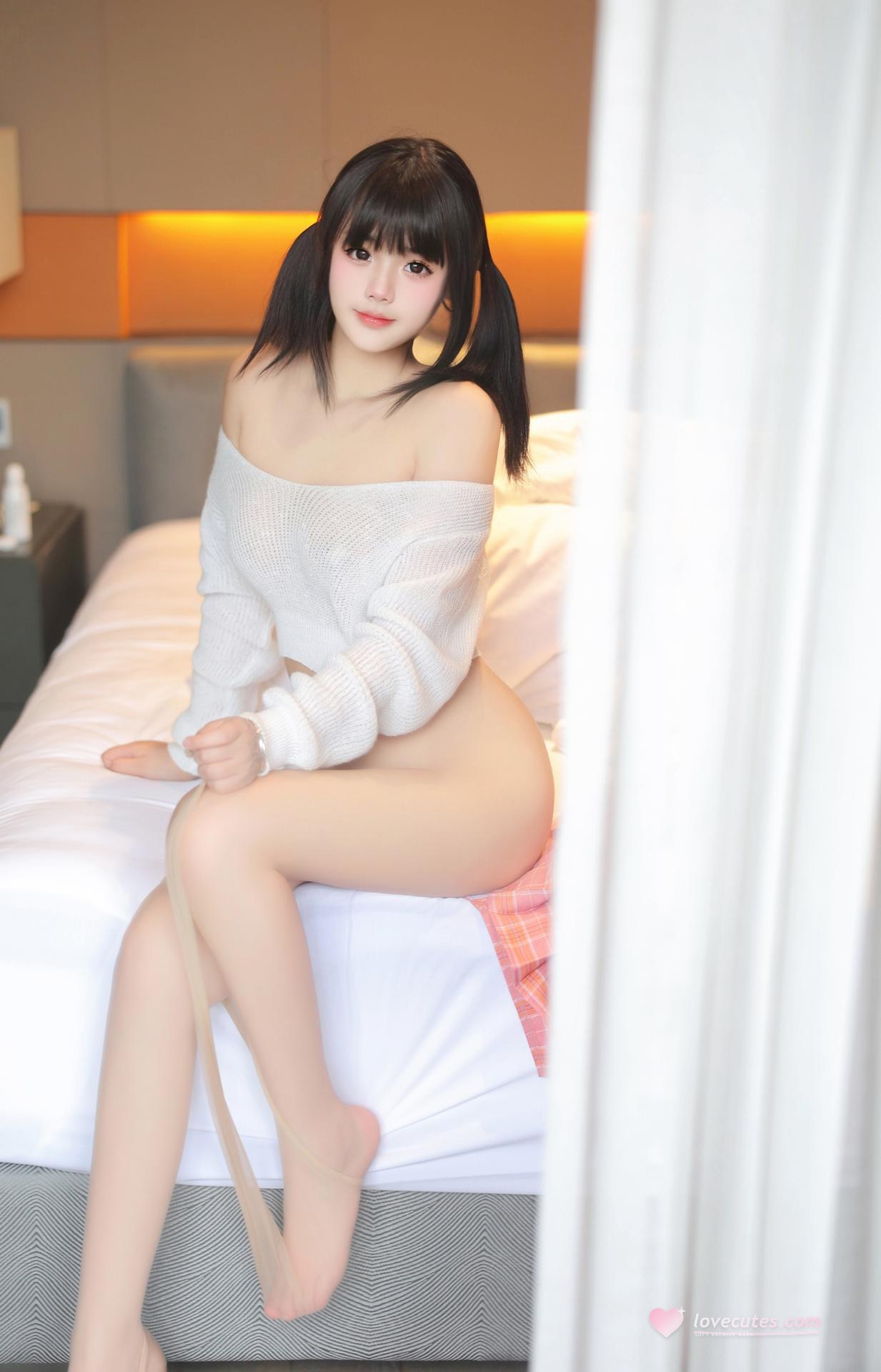 [模特] 徐若兮 - R18 秀人网新人首套：肉丝美胸 82P