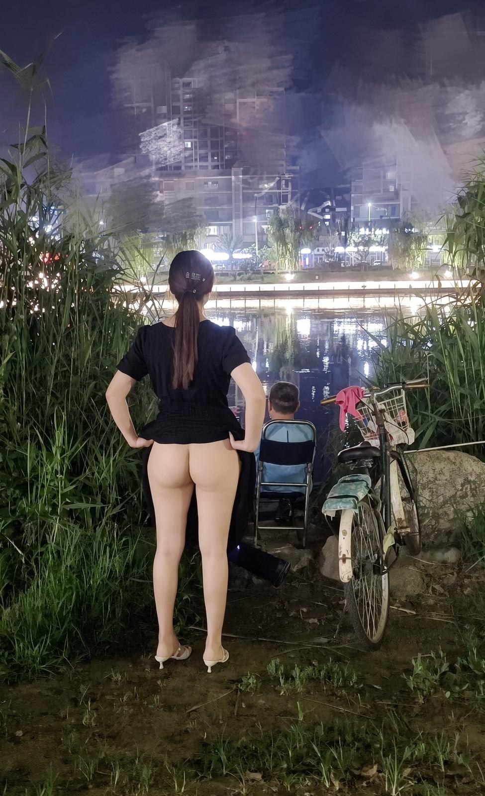 [私房] 清儿 - 美臀人前露出：白虎美腿影片 239P105V